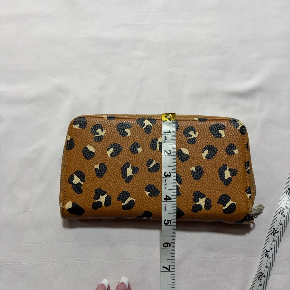 Thirty one all about the Benjamin’s wallet cheetah print - Picture 8 of 9